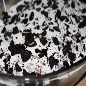 Πραλίνα λευκή με τριμμένο μαύρο μπισκότο